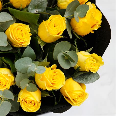 A colour like that of a lemon or gold or the sun: Sunshine 20 Yellow Roses Bouquet - Flowers