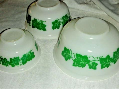 Lovely Vintage Set Of 3 Hazel Atlas Milk Glass Mixing Stack Bowls W