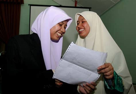 Kejayaan adik nik nur madihah ini merupakan salah satu bukti bahawa melayu juga boleh berjaya dalam pelajaran !! Pelajar Cemerlang SPM Nik Nur Madihah | Kota Bharu 12 Mac ...