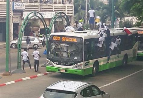 Single trip tickets can be purchased from the bus driver. Les nouveaux de Bus de la SOTRA sont là : Le ''bôrô d ...