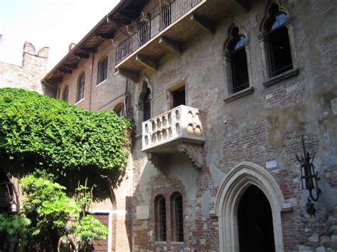 Vom ursprünglichen haus bleiben spuren eines gemäldes, das ghirlanden aus hermelinhäuten, die von den reichen zur verschönerung ihrer häuser benutzt wurden, darstellt. Bild "Balkon von Romeo & Julia" zu Julias Balkon & Haus in ...