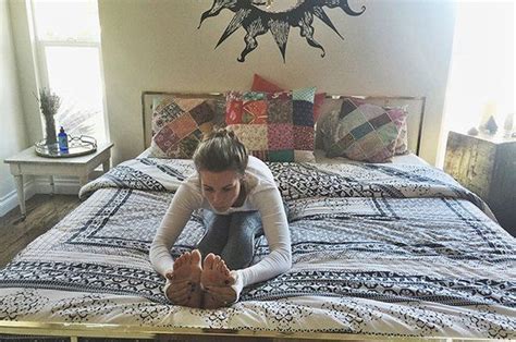 8 Energizing Yoga Moves You Can Do in Bed | Yoga moves ...