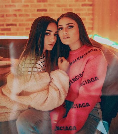 Calle Y Poché Calleypocheoficial • Fotos Y Videos De Instagram Cute Lesbian Couples