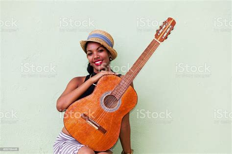 Beautiful Young Cuban Woman With Guitar Havana Cuba Stockfoto Und Mehr