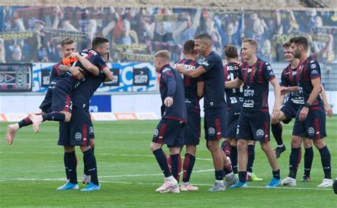 Przykład ogłoszenia znajduje sie w załączniku. Piłka nożna. Dudelange daje przykład