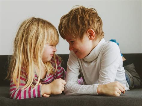 Los Hermanos Mayores Sufren Más Que Los Menores Por Ser Niñeras Emocionales