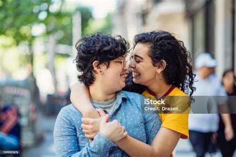屋外で本物のレズビアンカップルキスと抱擁 20 24歳のストックフォトや画像を多数ご用意 20 24歳 2人 Lgbtqi Istock