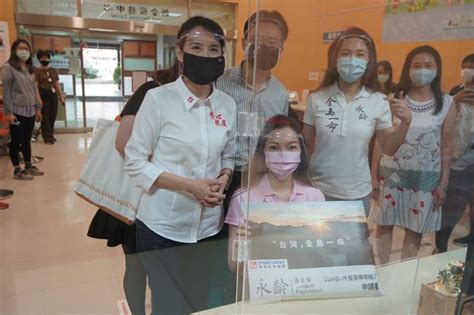 永齡基金會創辦人郭台銘與夫人曾馨瑩女士日前前往高雄，參與永齡農場伊甸自立學習工坊揭幕儀式。 夫人當日收到學員送的果醬後，十分感動。 決定在她生日 (11 日) 前夕認購 11,110 瓶果醬商品支持伊甸及其他公益團體，期望再幫助更多身心障礙者。 感謝郭台銘捐新冠疫苗卻已讀張亞中？指揮中心回應了-風傳媒