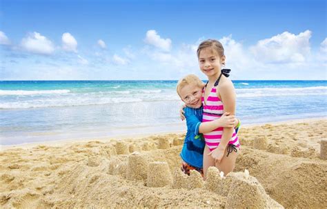 Niños Que Construyen Castillos De Arena En La Playa Foto De Archivo