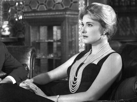 وأوضحت مريم فخر الدين كيف نجت من هذا الموقف المميت قائلة: مقالب الشتاء مع نجوم زمان..مريم فخر الدين تنجو من الموت ...