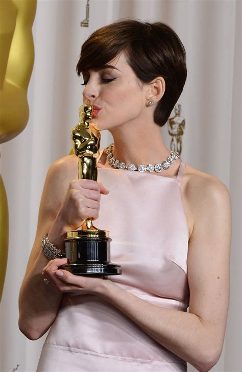 Foto Anne Hathaway Ganhou O Oscar 2013 Na Categoria Melhor Atriz Coadjuvante Por Os Miseráveis