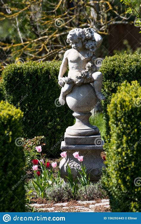 Must have für marvel charakter liebhaber und sammler. Sch?ner Garten mit Statue stockbild. Bild von sommer ...