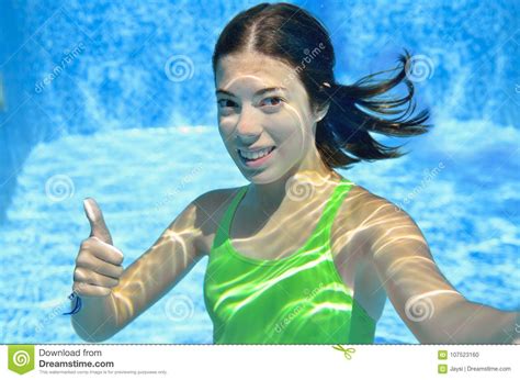 Het Meisje Zwemt In Zwembad Onderwater Duikt De Gelukkige Actieve