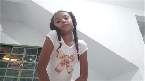 Menina De 8 Anos Cantando Uma Música E Dançando Youtube