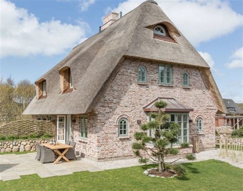 German Country Cottage From Interior Design Experts Homify Reetdachhaus Hauswand Modernes