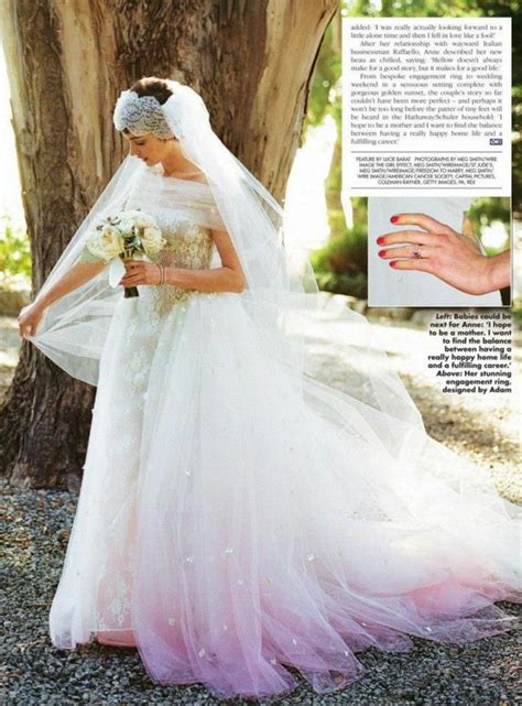 August 1991 in meißen geboren. Anne Hathaway in her Wedding Day in Valentino #bridal Gown | Anne hathaway wedding, Wedding ...