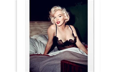 Image Republic Im Bett Mit Marilyn Monroe Fotodruck Mit Rahmen