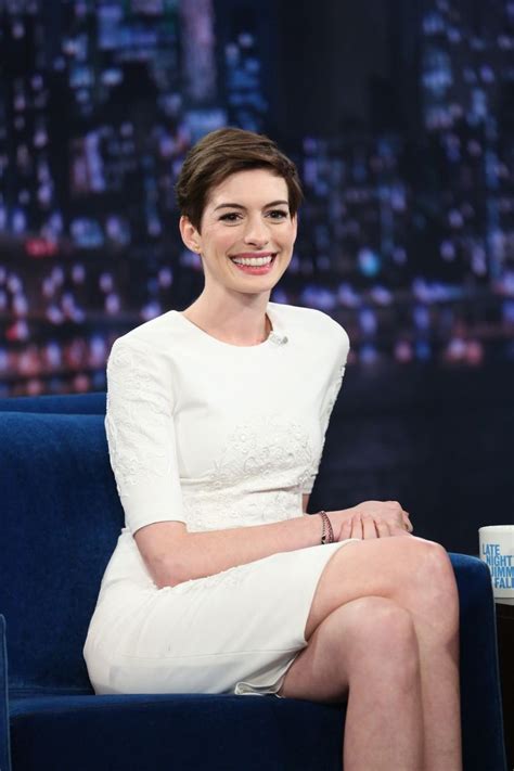 Anne Hathaway Schaamt Zich Voor Fotos Waarop Ze Geen Slipje Draagt Celebrities Showbizz Hln