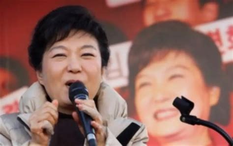 south korea elects its first female president park geun hye