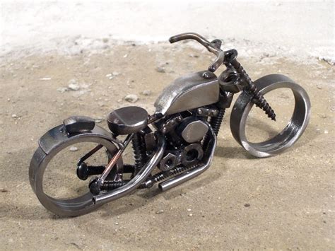 Voir plus d'idées sur le thème voitures et motos, motos, moto. Metal motorcycle sculpture Harley Davidson flat track bike ...