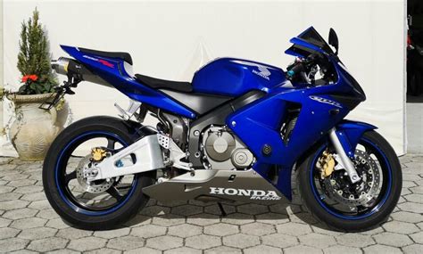 The honda cbr600rr is a 599 cc (36.6 cu in) sport bike made by honda since 2003, part of the cbr series. Honda CBR 600 RR 600 cm3, 2004 god.