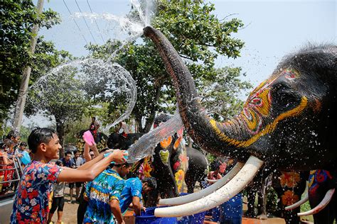 Thailands Songkran Festival Photos Of Huge Water Pistol Fight In