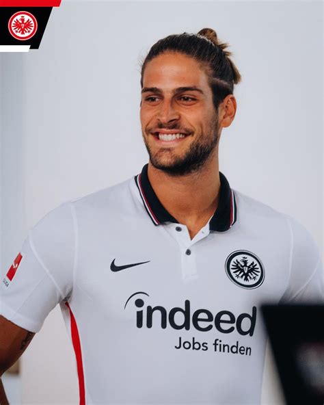 The slide is sensational.and he was on a yellow card. Eintracht Frankfurt uitshirt 2020-2021 - Voetbalshirts.com