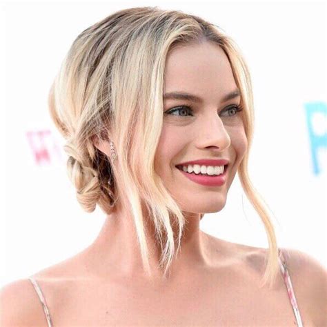 Pretty Ways To Style A Middle Partfor Whenever You Re In A Hair Rut Middle Part Hairstyles