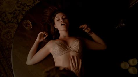 Phoebe Tonkin Desnuda En The Vampire Diaries