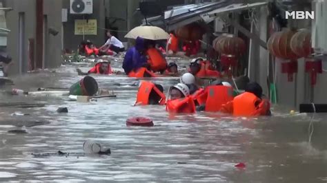 Tsunami besar dan banjir telah melanda busan pada ketika ini. 태풍 '메기' 강타로 물바다로 변한 중국?! - YouTube