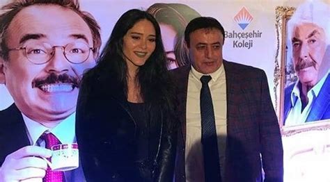 Türkücü mahmut tuncer'in kızı gizem, aşk uykusu adlı ilk beş şarkılık albümünü müzikseverlerin beğenisine sundu. Mahmut Tuncer'in kızı gözyaşları içinde savunma yaptı ...