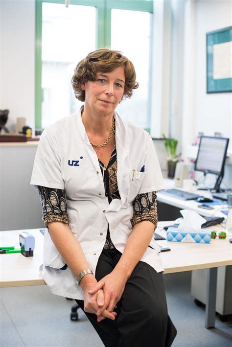 Transgender petra de sutter wil alle fundamenten van onze westerse maatschappij vernietigen.' petra de sutter «zulke ontmenselijkende reacties verbazen me niet. Draagmoeders, we staan erbij en kijken ernaar | De Morgen