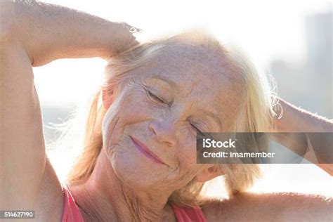 인물사진 드리밍 현대적이다 매력적인 중년 여자 햇빛 여자에 대한 스톡 사진 및 기타 이미지 여자 잠자기 한 명의 여자만 Istock