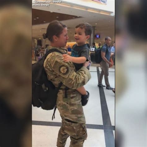 Video Military Mom Reunites With 2 Year Old Son Abc News