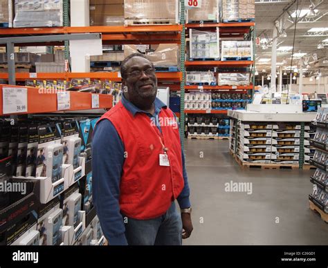 Costco Employee Hi Res Stock Photography And Images Alamy