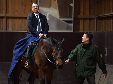 Jedoch ist dies nur solange gültig, wie der. Kickl besuchte Münchner Reiterstaffel: Berittene Polizei ...