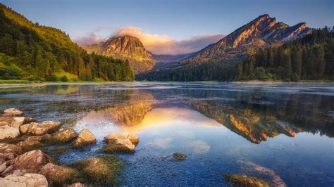 Lake Obersee Under Sunlight Näfels Mount Brunnelistock Swiss Alps