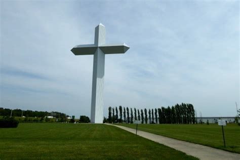 Roadside Attractions The Cross At The Crossroads Of Effingham