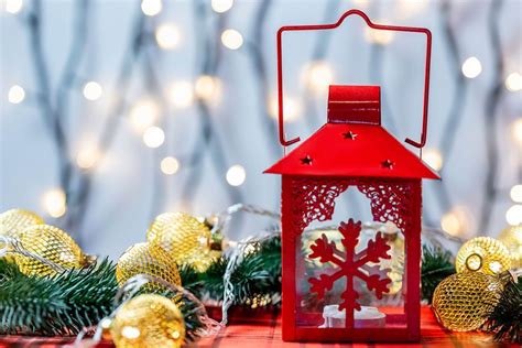 Red Christmas Lantern With Glowing Garlands Bilder Und Fotos