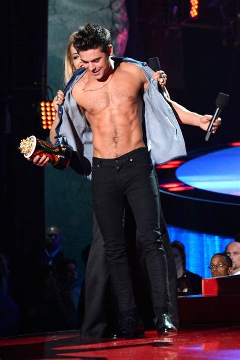 Flashback To Zac Efron S Glorious Shirtless Moment At The Mtv Movie Awards Zac Efron Shirtless
