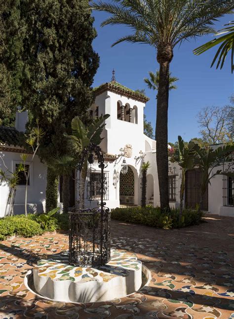 Although a population of 334,000 residents resides in the city, the metropolitan area is home to well over 2 million people. Cortijo San Francisco | Biderbostphoto -Erlantz Biderbost ...