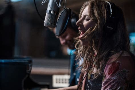 Lady Gaga And Bradley Cooper News Shallow Der Erste Song Des A Star Is Born Soundtracks