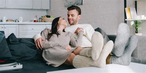6 Manfaat Kelonan Bersama Pasangan Sebelum Tidur