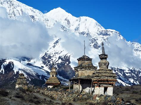 temples sur les chemins des annapurna népal en hauteur totalement isolés dans les montagnes de