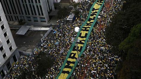 900 000 à deux millions de Brésiliens ont défilé contre Dilma Rousseff