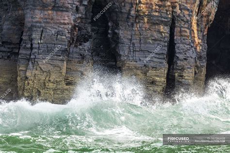 Waves Crashing Into Rock Cliffs — Coastal Seascape Stock Photo
