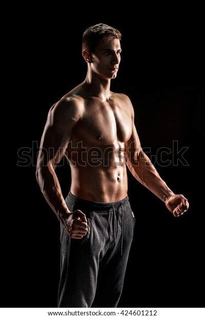 Sexy Shirtless Bodybuilder Posing Foto De Stock 424601212 Shutterstock