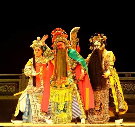 中国戏曲的艺术特征是表演中的歌舞性程式化、（