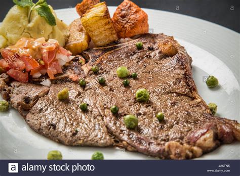 Steakhouse steak oven cooking cooking tips cooking recipes cooking steak healthy recipes · the florentine steak (called bistecca alla fiorentina or simply la bistecca) is a serious matter in. Rindersteak Stockfoto, Bild: 139348753 - Alamy