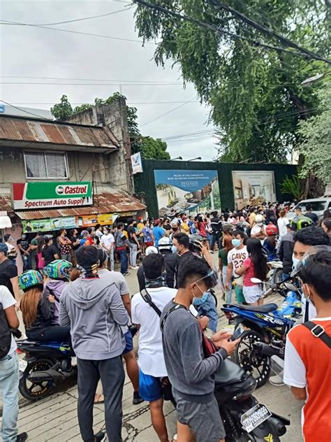 Cebu City Police Disperse Crowd Gathering For Shoe Stores 1111 Sale